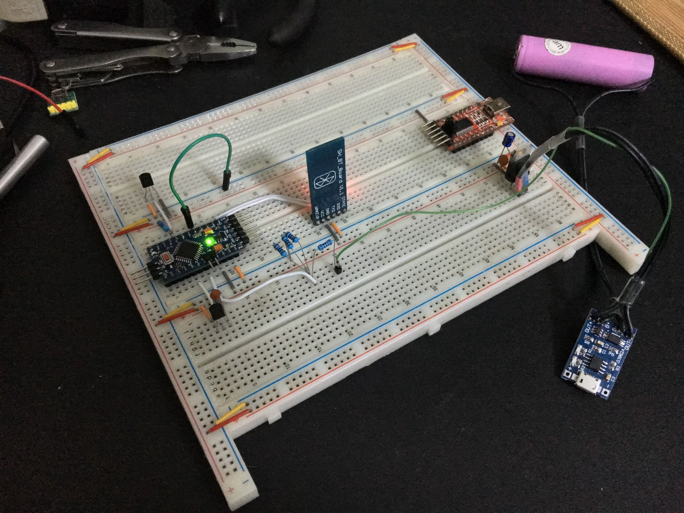 Prototyp, w oczekiwaniu na moduły radiowe wykorzystałem prądożerny HC-05.